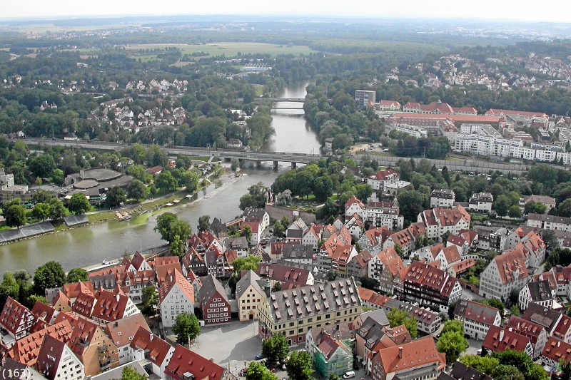 Bahn 163.jpg - Die Donau trennt Ulm von Neu Ulm und Baden-Württemberg von Bayern.